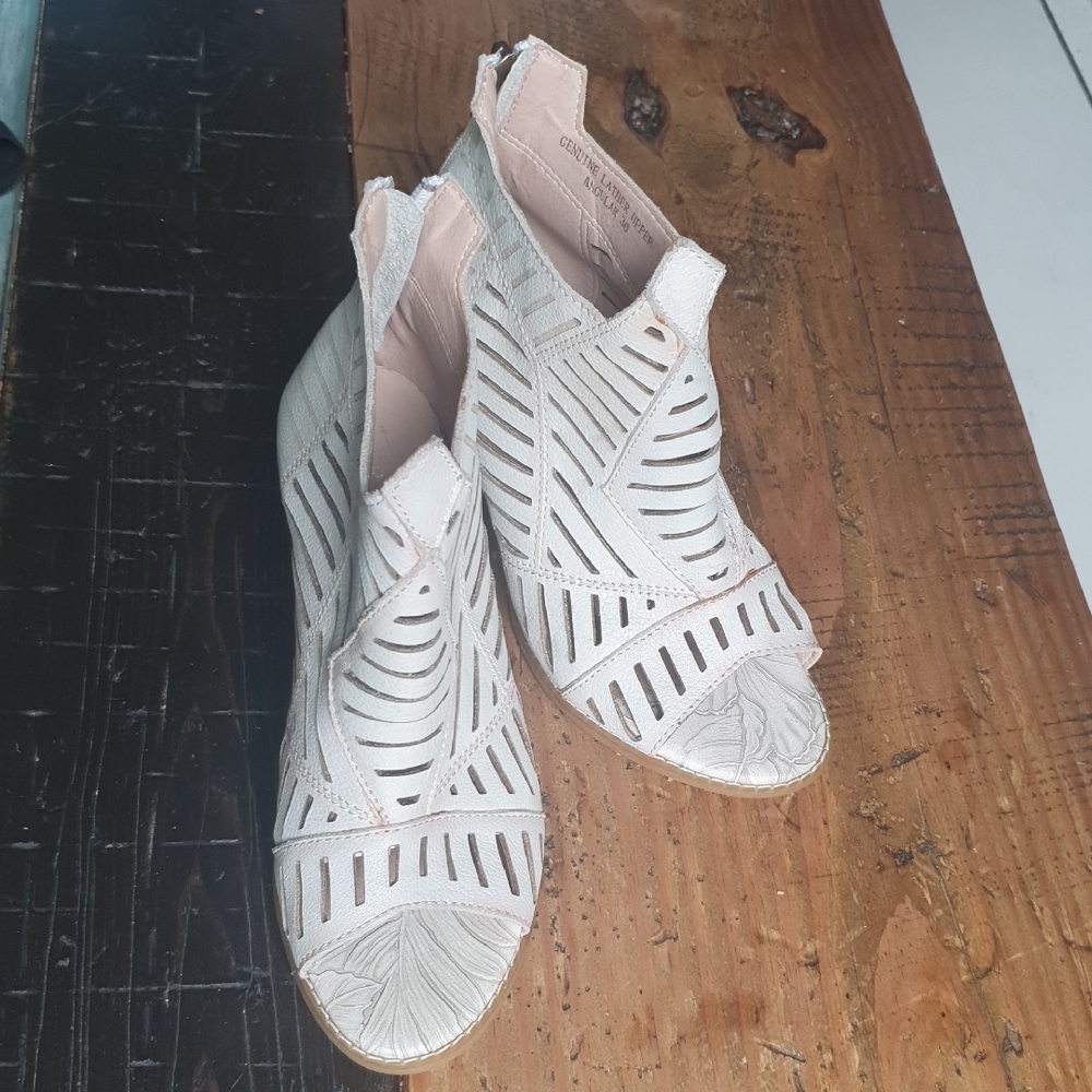 Soft Mint L'artiste Heeled Boots with Sleek Design